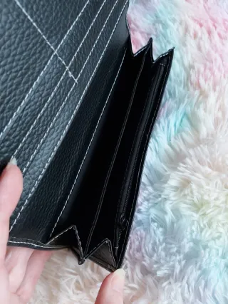 Cartera grande polipiel negra con logo W