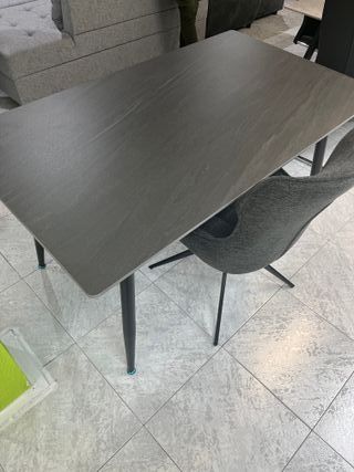 Mesa de comedor gris moderna