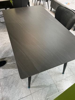Mesa de comedor gris moderna
