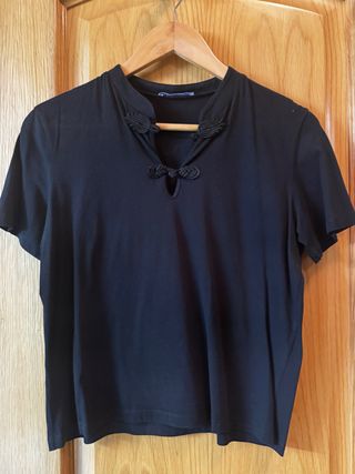 Camiseta Zara cuello oriental negra