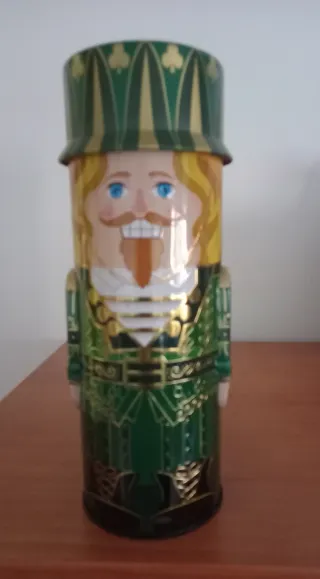 Figura decorativa in latta a forma di schiaccianoci