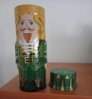 Figura decorativa in latta a forma di schiaccianoci