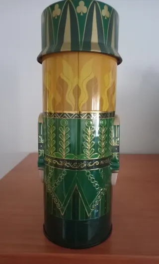 Figura decorativa in latta a forma di schiaccianoci