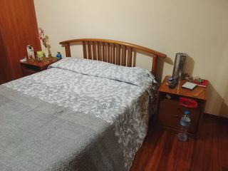 Cama de madera con cabecero