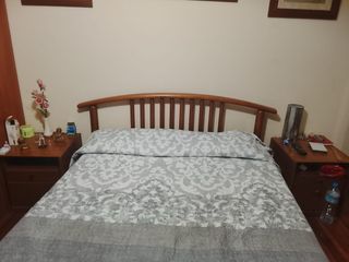 Cama de madera con cabecero