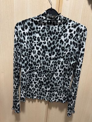 Camiseta leopardo gris cuello alto