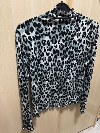 Camiseta leopardo gris cuello alto