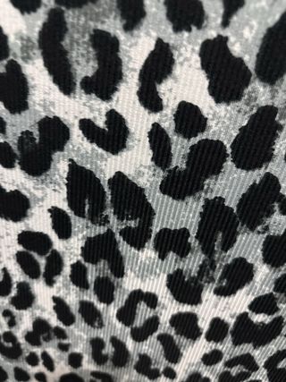 Camiseta leopardo gris cuello alto