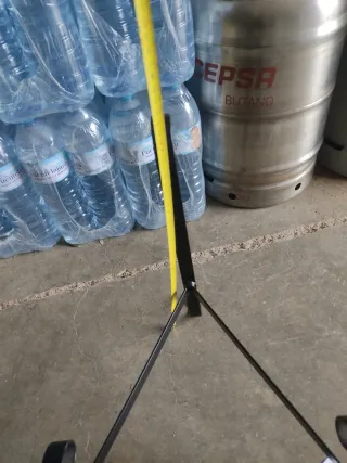 Pie de lebrillo de metal negro