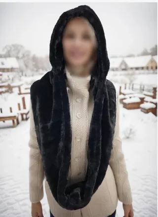 Bufanda larga con capucha incorporada.