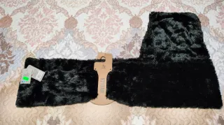 Bufanda larga con capucha incorporada.