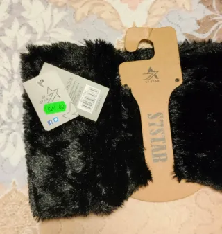 Bufanda larga con capucha incorporada.