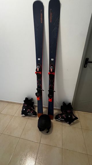 Esquís Elan con botas y casco