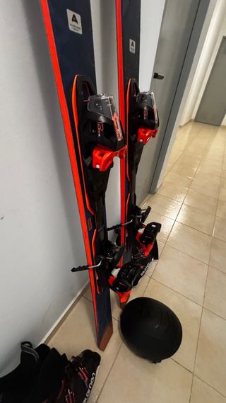 Esquís Elan con botas y casco