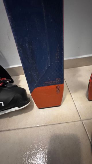 Esquís Elan con botas y casco