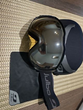 Esquís Elan con botas y casco, máscara ventisca