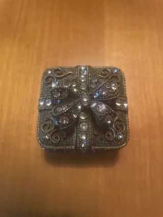 Cajita metálica decorada con pedrería