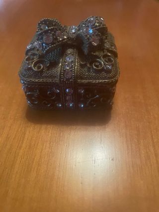 Cajita metálica decorada con pedrería