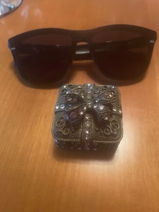 Cajita metálica decorada con pedrería