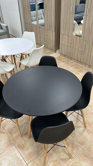 Mesa redonda negra con 4 sillas ¡NUEVAS!
