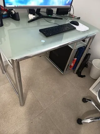 Mesa de estudio cristal y metal