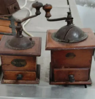 2 Molinillos de café antiguos madera y metal