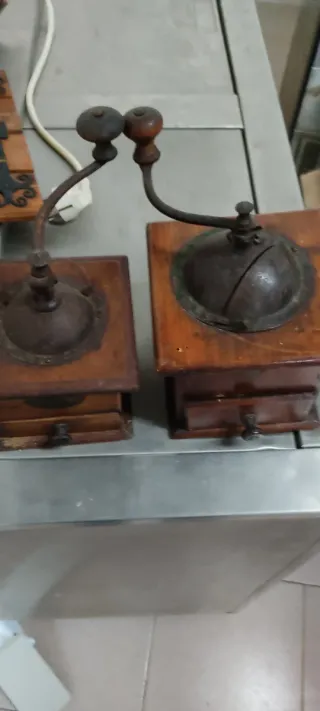 2 Molinillos de café antiguos madera y metal