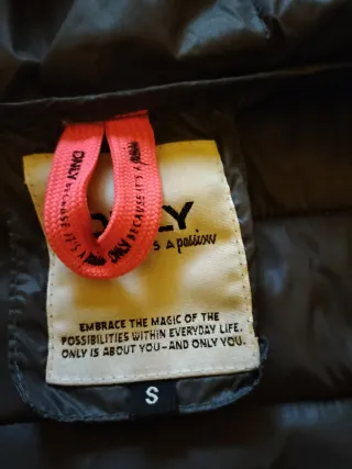 Piumino 100 gr marca Only nero, taglia S