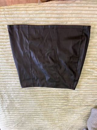 Falda de cuero marrón