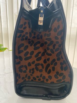 Bolso Negro con Estampado Animal