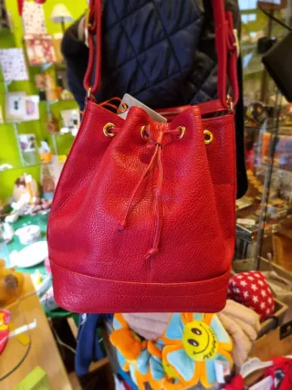 Bolso de piel rojo
