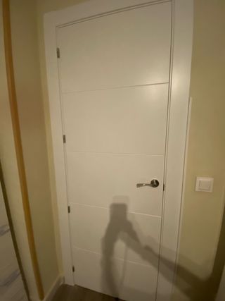 Hoja de puerta lacada blanca 4 rayas