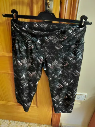 Sudadera amarilla cropped con cremallera