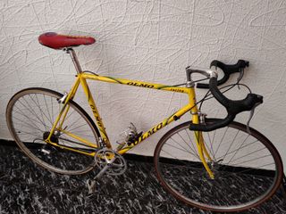 Bicicleta de carretera Olmo amarilla