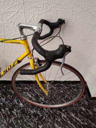 Bicicleta de carretera Olmo amarilla