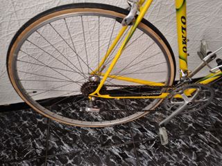 Bicicleta de carretera Olmo amarilla