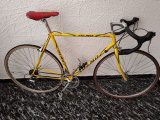 Bicicleta de carretera Olmo amarilla