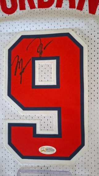 Maglia Micheal Jordan USA autografata con COA