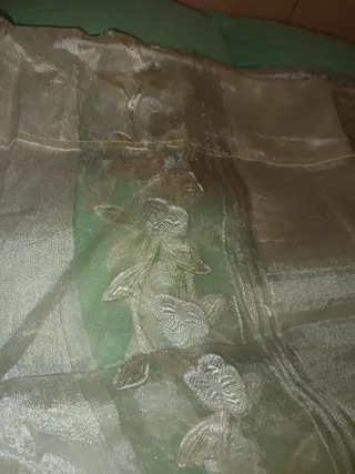 Tenda in tessuto beige e bianco