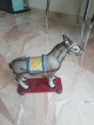 Burro de cartón antiguo con ruedas