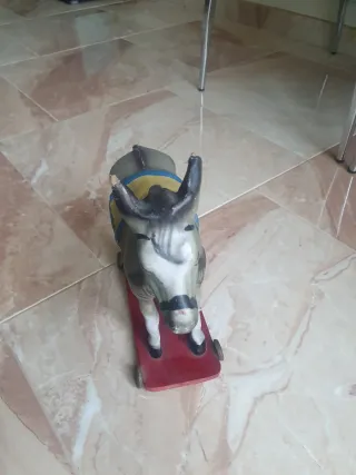 Burro de cartón antiguo con ruedas