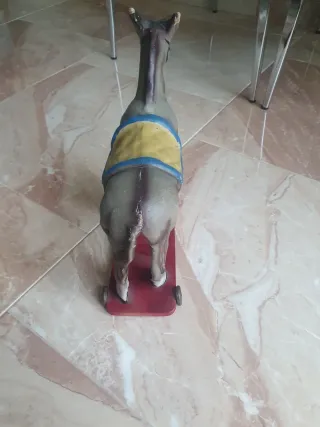 Burro de cartón antiguo con ruedas