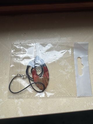 Colgante artesanal marrón y rojo