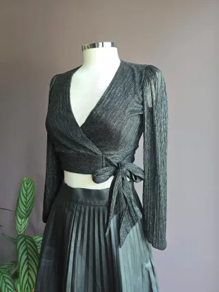 Top cruzado gasa plisada negro y plateado