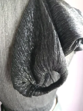 Top cruzado gasa plisada negro y plateado