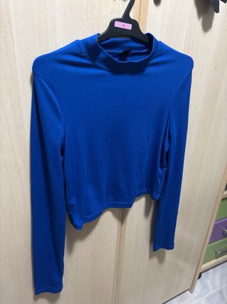 Top azul eléctrico manga larga cuello alto