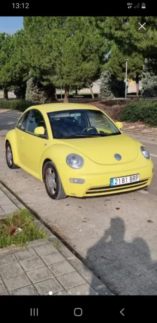 Volkswagen Beetle amarillo 2000