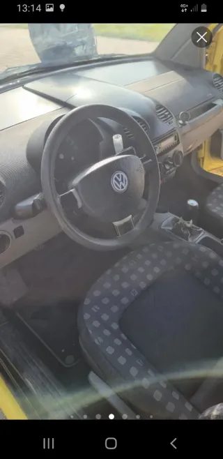 Volkswagen Beetle amarillo 2000