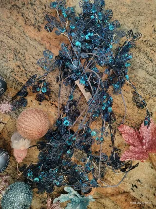 Palline e decorazioni natalizie rosa e azzurro