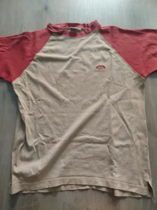 Camiseta beige y roja talla M